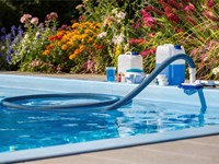 ¿Cada cuánto hay que revisar el agua de la piscina?