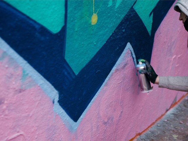 ¿Cómo se pueden eliminar los graffitis de una pared?