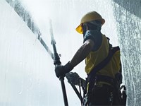 ¿Es peligrosa la limpieza de cristales en altura?