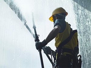 ¿Es peligrosa la limpieza de cristales en altura?