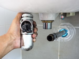Motivos más habituales del atasco de tuberías ¡contrata un servicio de fontanería eficiente!